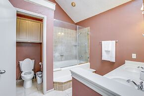 2 Mi to Houston Funplex: Home w/ Private Yard!