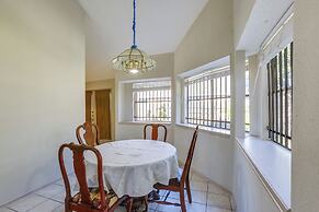 2 Mi to Houston Funplex: Home w/ Private Yard!