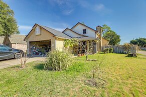 2 Mi to Houston Funplex: Home w/ Private Yard!