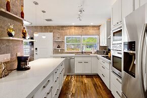 Buddha House 3BR 2BA Home -lush Backyard