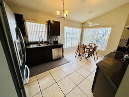 Private Pool House With Lake View, Near all Famous Attractions!!!