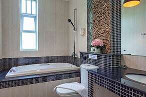 Private Pool Villa Chalong
