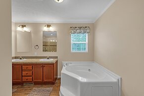 Lakeside Retreat W/ Beach Access & Kayaks 3 Bedroom Home