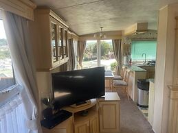 Caravansleeps6-parking-pool-mountain-petsok