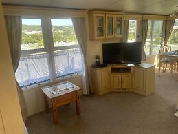 Caravansleeps6-parking-pool-mountain-petsok