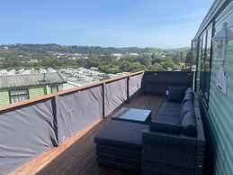 Caravansleeps6-parking-pool-mountain-petsok