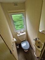 Caravansleeps6-parking-pool-mountain-petsok