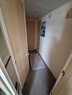 Caravansleeps6-parking-pool-mountain-petsok