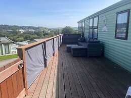 Caravansleeps6-parking-pool-mountain-petsok