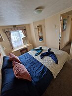 Caravansleeps6-parking-pool-mountain-petsok