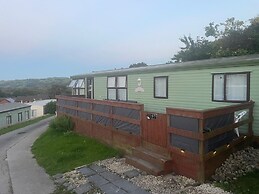 Caravansleeps6-parking-pool-mountain-petsok