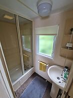 Caravansleeps6-parking-pool-mountain-petsok