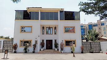 Nuitdeparis quest house and restaurant