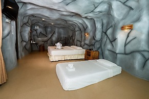 19 Degrees Resort