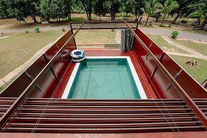 19 Degrees Resort