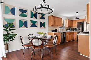 Hillside 3BR KingClose to DT Domain Q2