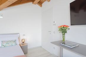 Dream Lake Apartments by Rent all Como