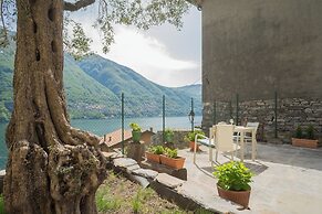 La Quiete With Private Garden by Rent all Como