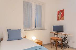 La Quiete With Private Garden by Rent all Como