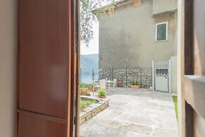 La Quiete With Private Garden by Rent all Como