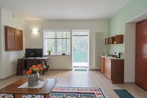 La Quiete With Private Garden by Rent all Como