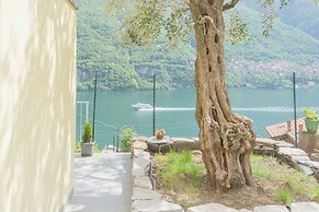 La Quiete With Private Garden by Rent all Como