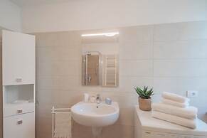 La Quiete With Private Garden by Rent all Como