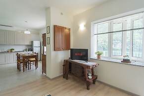 La Quiete With Private Garden by Rent all Como