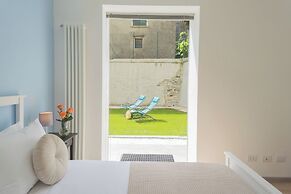 La Quiete With Private Garden by Rent all Como