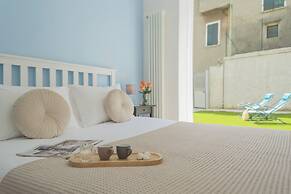 La Quiete With Private Garden by Rent all Como