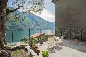 La Quiete With Private Garden by Rent all Como