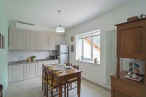 La Quiete With Private Garden by Rent all Como