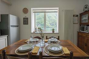 La Quiete With Private Garden by Rent all Como