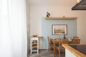 Old Court Hideaway by Rent all Como