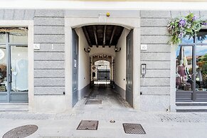 Shades Of Como With Private Terrace by Rent all Como