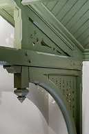Metzlr House