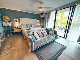 NEW Stunning Beachfront Condo at the Coral Beach