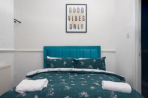 4-bedroom- Stoke-on-trent Sleeps 8- pet Friendly