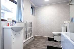 4-bedroom- Stoke-on-trent Sleeps 8- pet Friendly