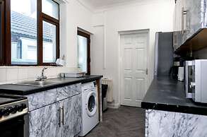 4-bedroom- Stoke-on-trent Sleeps 8- pet Friendly