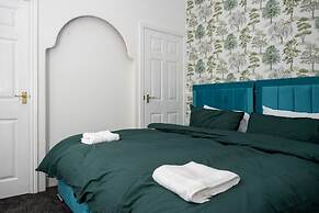 4-bedroom- Stoke-on-trent Sleeps 8- pet Friendly