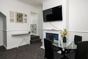 4-bedroom- Stoke-on-trent Sleeps 8- pet Friendly