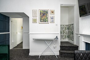 4-bedroom- Stoke-on-trent Sleeps 8- pet Friendly