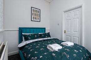 4-bedroom- Stoke-on-trent Sleeps 8- pet Friendly