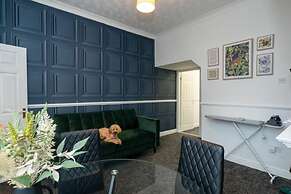 4-bedroom- Stoke-on-trent Sleeps 8- pet Friendly