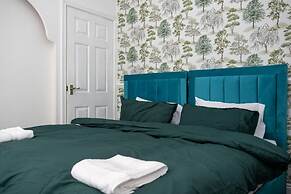 4-bedroom- Stoke-on-trent Sleeps 8- pet Friendly