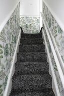 4-bedroom- Stoke-on-trent Sleeps 8- pet Friendly