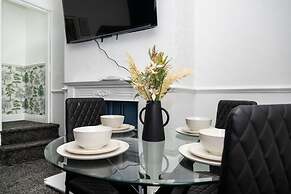 4-bedroom- Stoke-on-trent Sleeps 8- pet Friendly