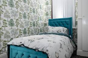 4-bedroom- Stoke-on-trent Sleeps 8- pet Friendly