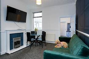 4-bedroom- Stoke-on-trent Sleeps 8- pet Friendly